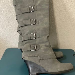 Knee-high gray suede boots with buckles